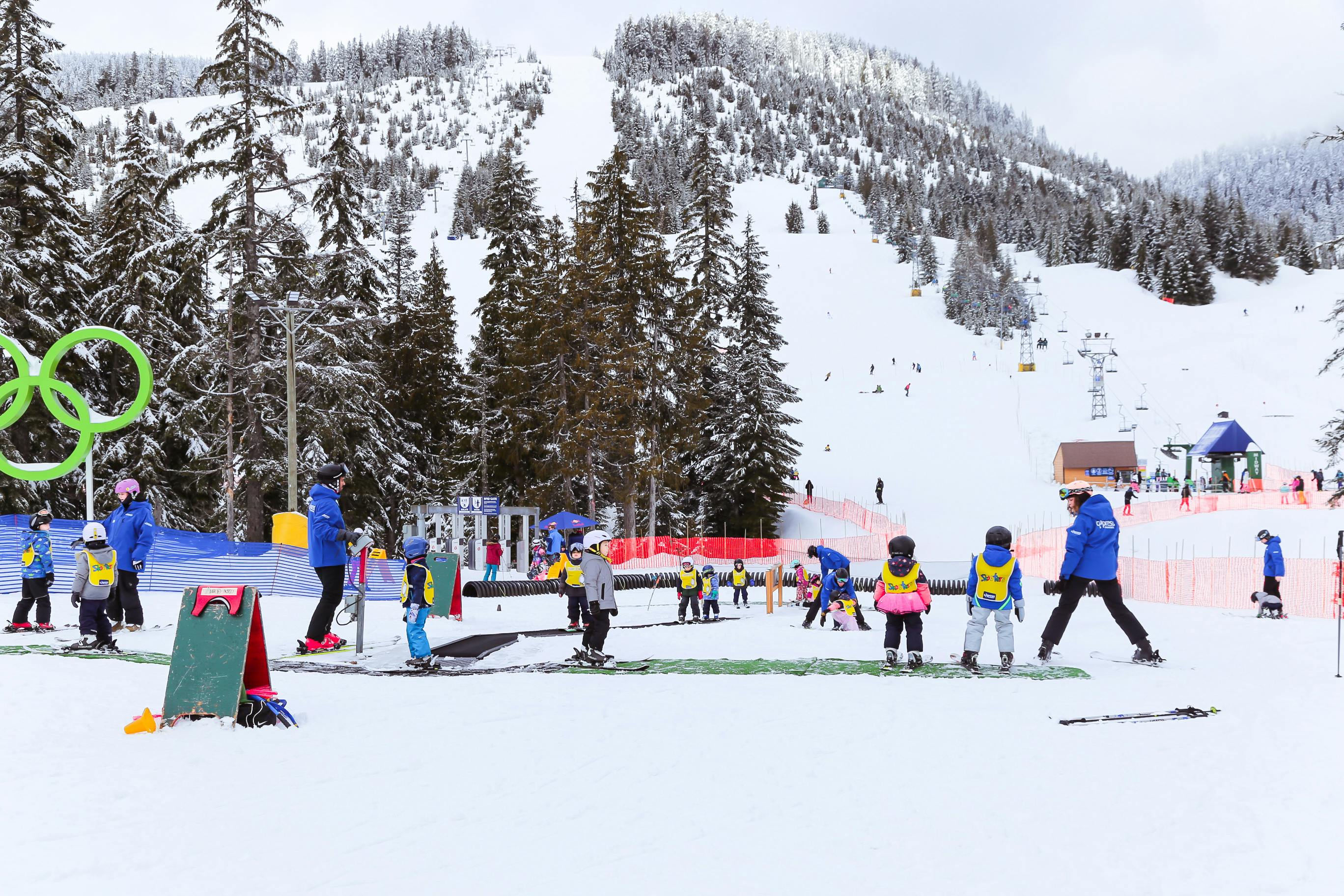 Student teaching kids to ski